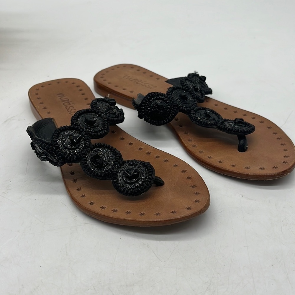 Matisse Black Circle Thong Sandals Size 5. FFT2438C